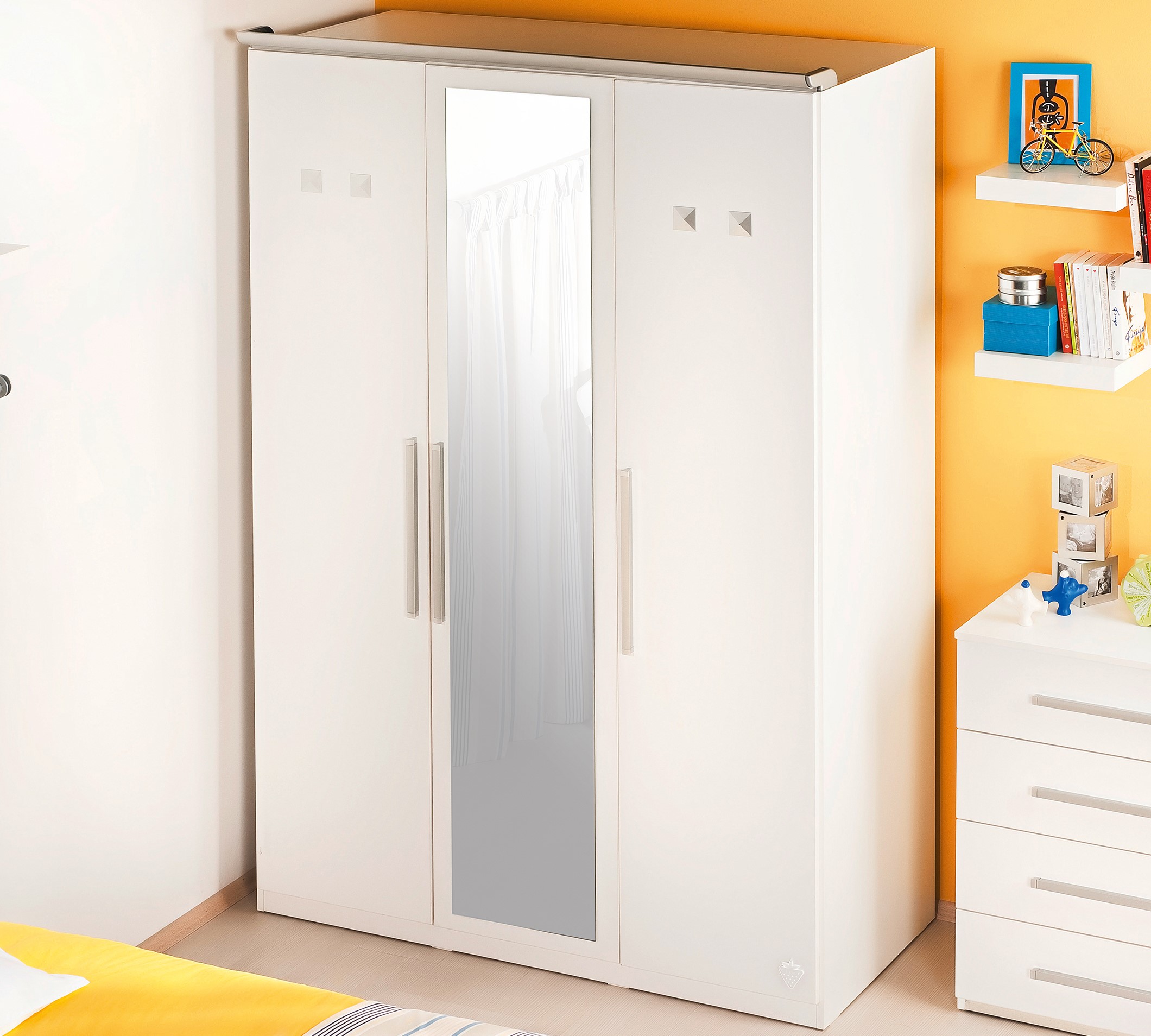 шкаф для одежды в детскую комнату белого цвета